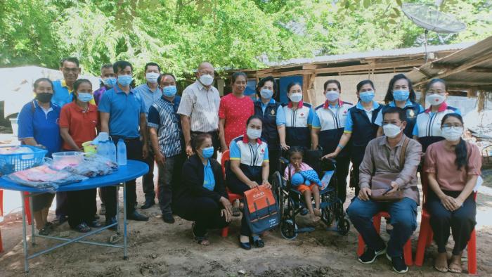 เหล่ากาชาดจังหวัดมหาสารคามร่วมกับอำเภอนาเชือกและองค์การบริหารส่วนตำบลนาเชือกมอบรถเข็นแก่ผู้พิการ